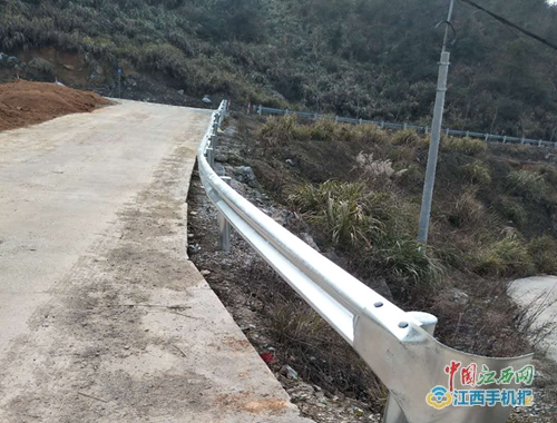 【網(wǎng)絡(luò)媒體走轉(zhuǎn)改】宜春袁州區(qū)慈化鎮(zhèn):完善交通設(shè)施 優(yōu)化出行環(huán)境(圖)